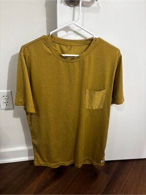 Vuori Tradewinds Short Sleeve Pocket Tee | Gold | Men's Medium